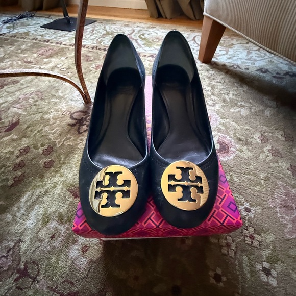 Tory Burch Black/Gold Amy Pump Mestico with Gold Emblem SZ 8 EUC - Picture 4 of 14